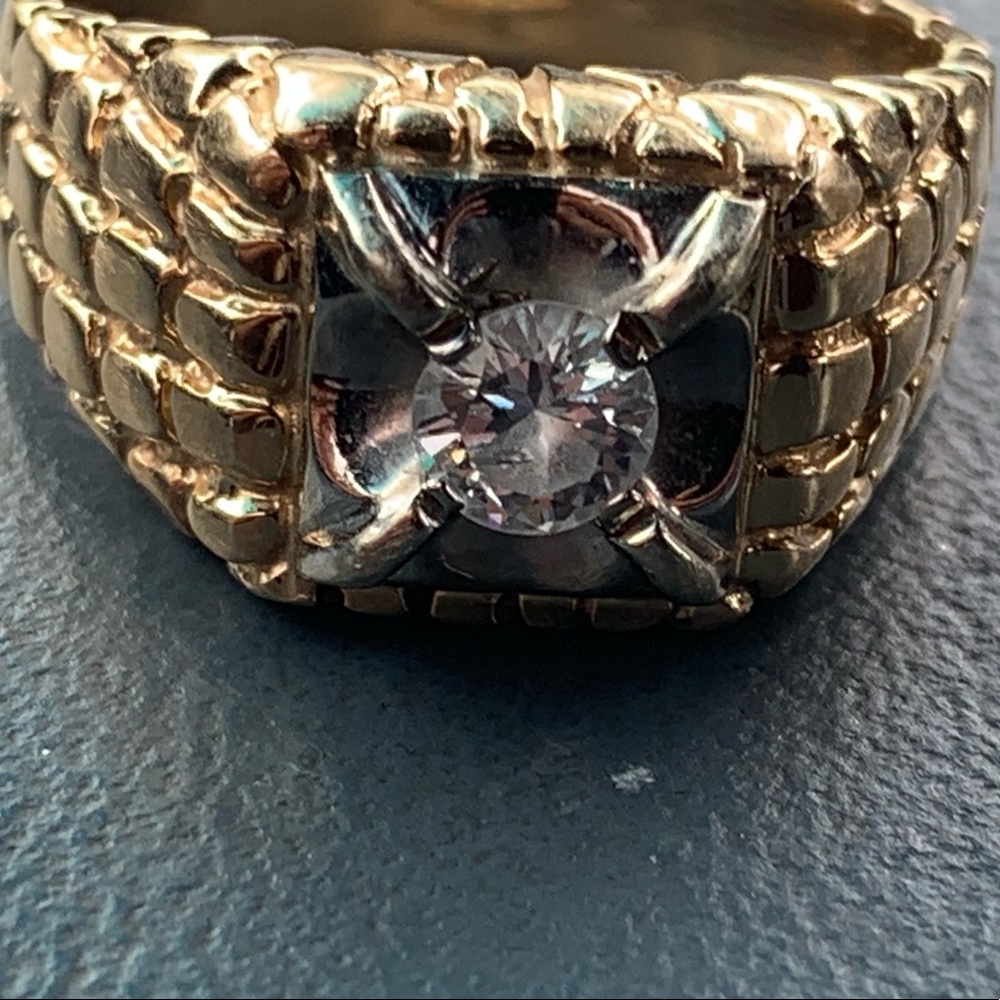 Men’s Size 10 solitary diamond 14k gold ring